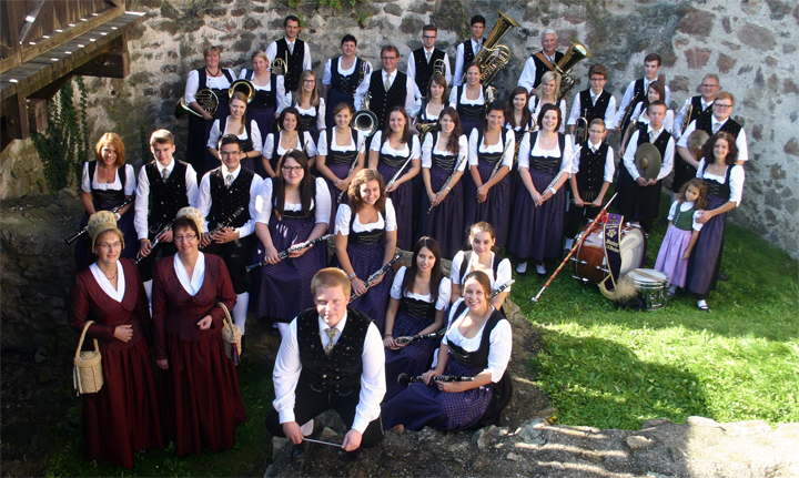 Gruppenfoto der Trachtenkapelle Mautern